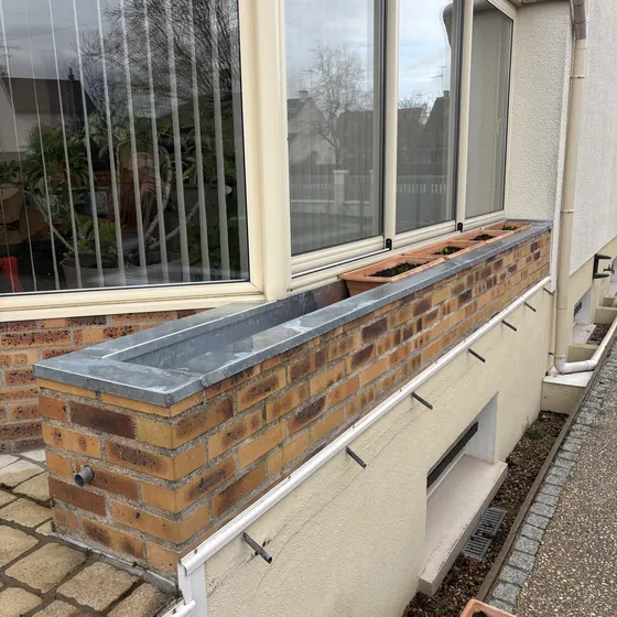 Habillage en zinc d'un appui de mur