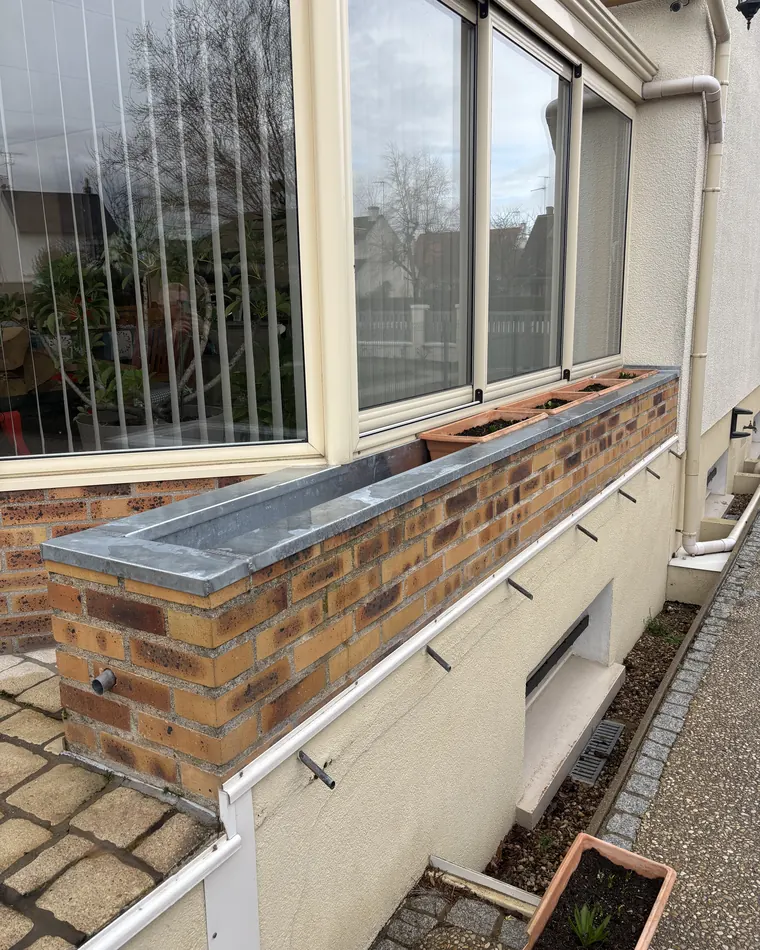 Habillage en zinc sur un mur en briques