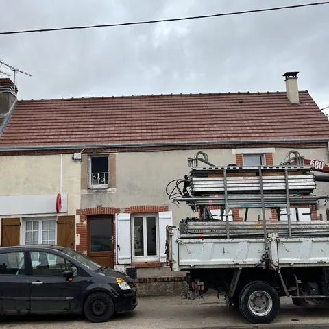 Véhicule de l'entreprise devant un chantier