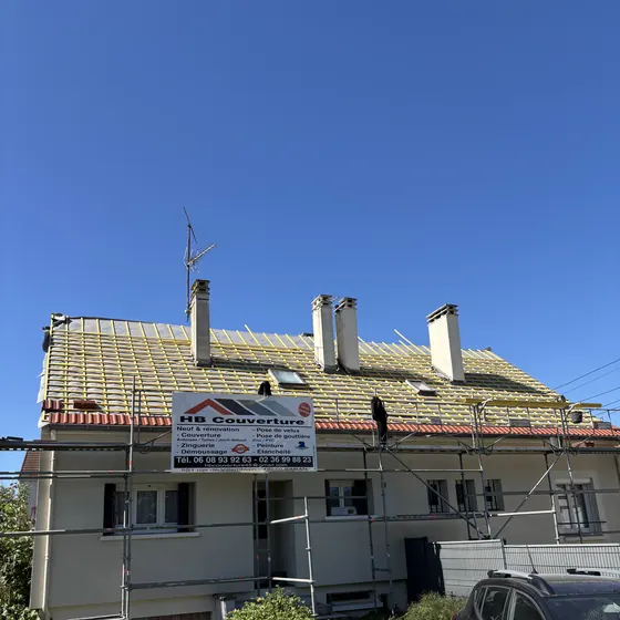 Liteaux neufs posés avant la couverture, sur une maison en bande