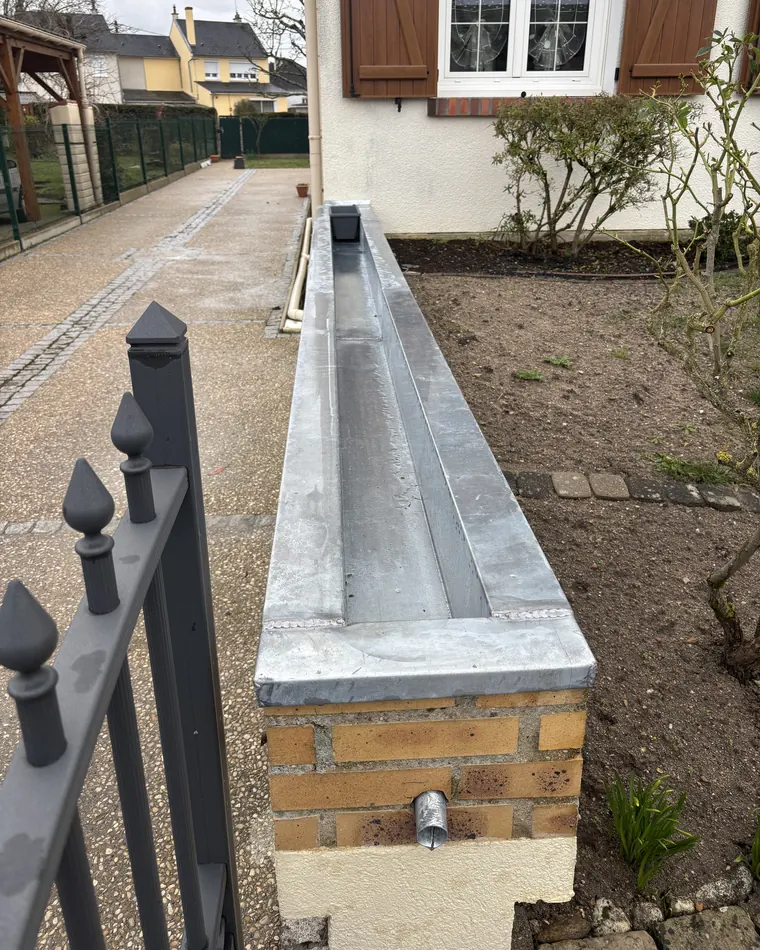 Couvertine en zinc sur un muret, travail de zinguerie