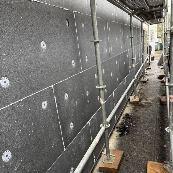 Panneaux d'isolation par l'extérieur posés sur une façade