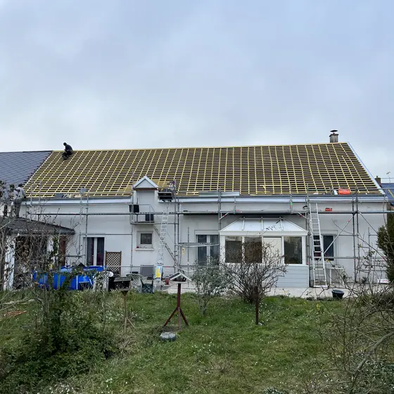 Réfection complète : liteaux neufs sur l'ensemble du versant