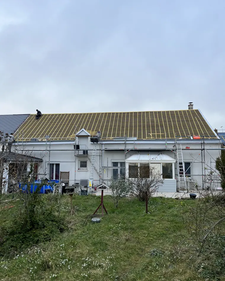 Maison en cours de réfection, liteaux neufs posés sur tout le versant