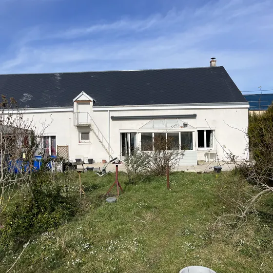 Pavillon avec couverture neuve en ardoises et fenêtre de toit