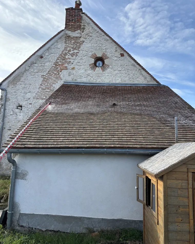 Pignon en pierre et toiture ancienne en tuiles plates