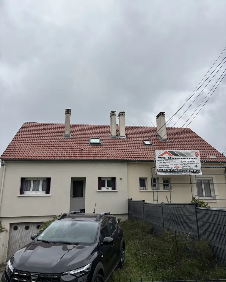 Chantier HB Couverture : toiture en tuiles refaite, bâche de l'entreprise sur l'échafaudage