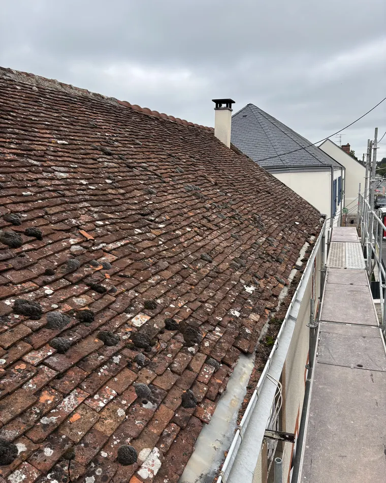 Toiture en tuiles anciennes, travail depuis l'échafaudage