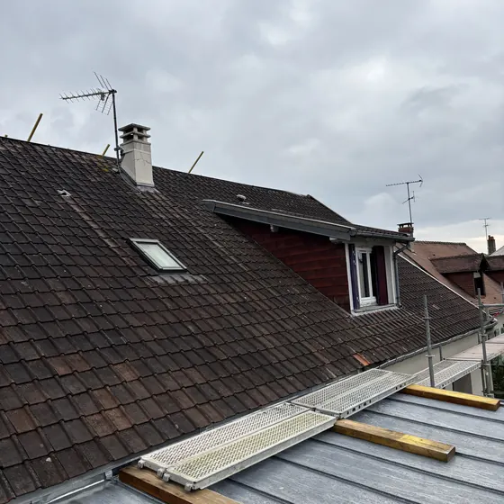 Couverture zinc et raccord avec une toiture en tuiles